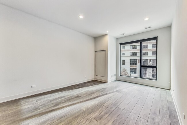 Building Photo - 847 N Larrabee St