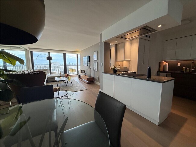 Foto del edificio - 1450 Brickell Bay Dr
