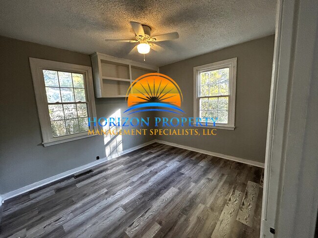 Building Photo - 912 Linwood Dr NW