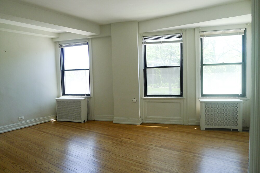 Primary Photo - 8905 E Jefferson Ave