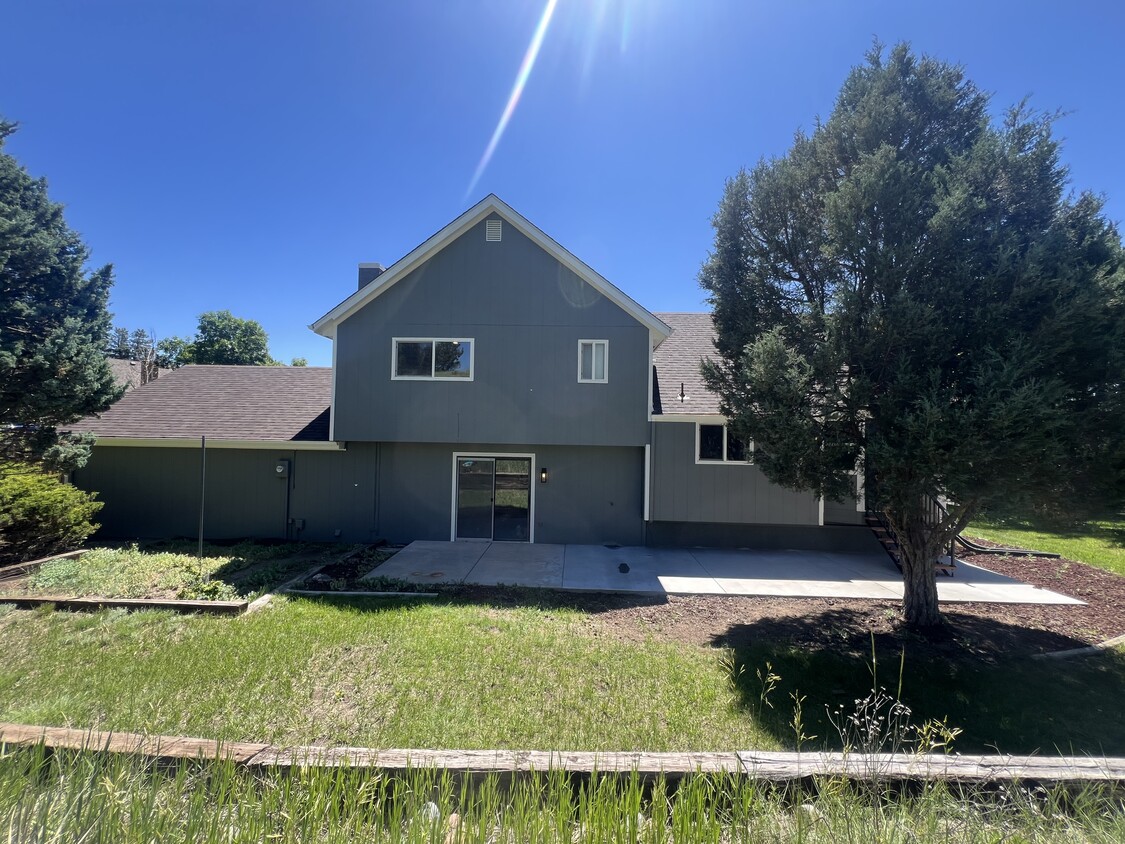 Building Photo - 940 Grey Eagle Cir N