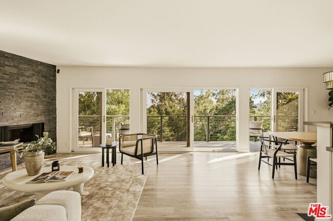 Building Photo - 2753 La Cuesta Dr