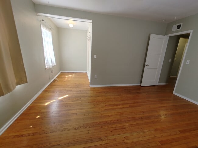 Building Photo - 10996 Roebling Ave