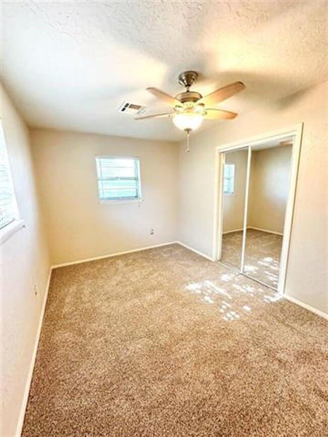 Foto del edificio - 4810 NW Hoover- COMING SOON!