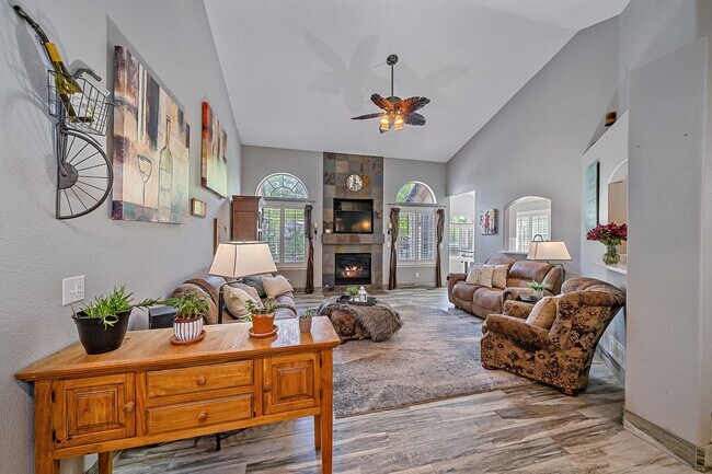 Foto del edificio - Charming 4 Bedroom 3 Bath Home With Large ...