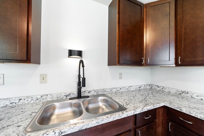 Building Photo - 2501 E Oakbrook Dr