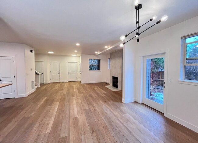 Building Photo - Modern Craftsman 4 Bedroom Home!