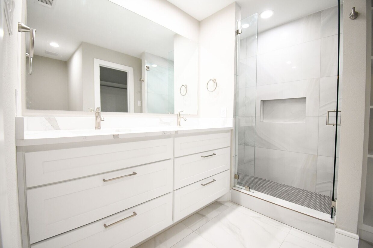 Building Photo - NEWLY REMODELED 4 bedroom