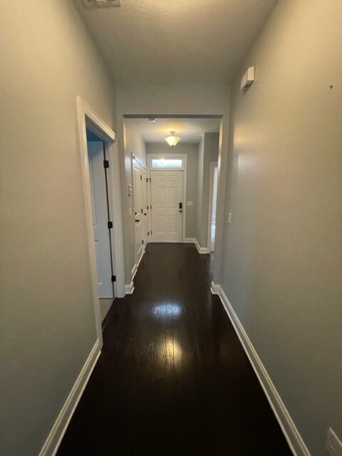 Foto del edificio - 704 Kensey Park Ln