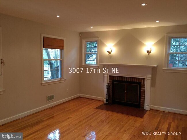 Building Photo - SPACIOUS DETACHED BRICK HOME W/ GARAGE IN ...