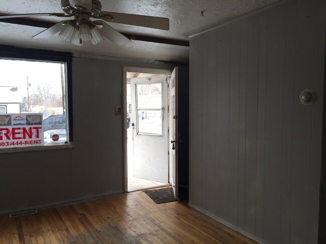 Building Photo - 2 Bedroom 1 Bath in South Denver