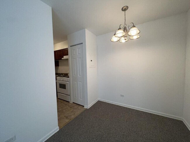 Building Photo - 1 bedroom in Chicago IL 60613
