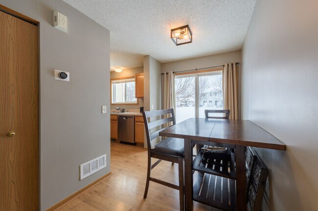 Foto del edificio - Rare chanhassen 2 bed townhouse for rent!!!