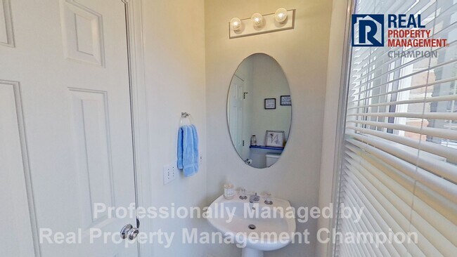 Foto del edificio - Adorable 2 BD Townhome with Private Patio