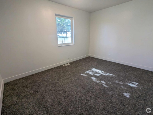 Building Photo - 1760 N 400 E
