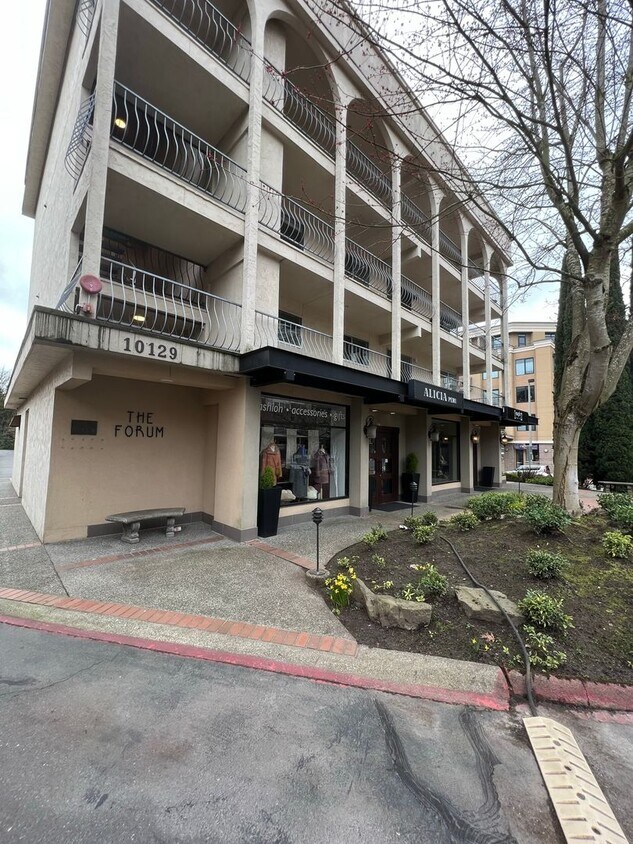Foto principal - 2 Bed 1.5 Bath Condo Downtown Bellevue