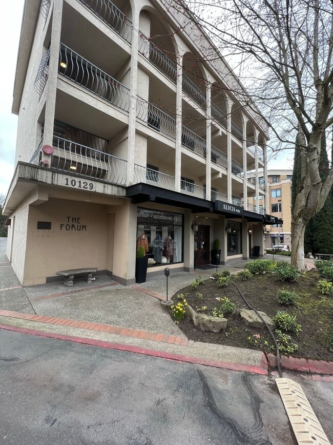 Building Photo - 2 Bed 1.5 Bath Condo Downtown Bellevue on Main Street