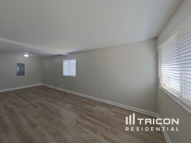 Foto del edificio - 2125 Frontier Dr