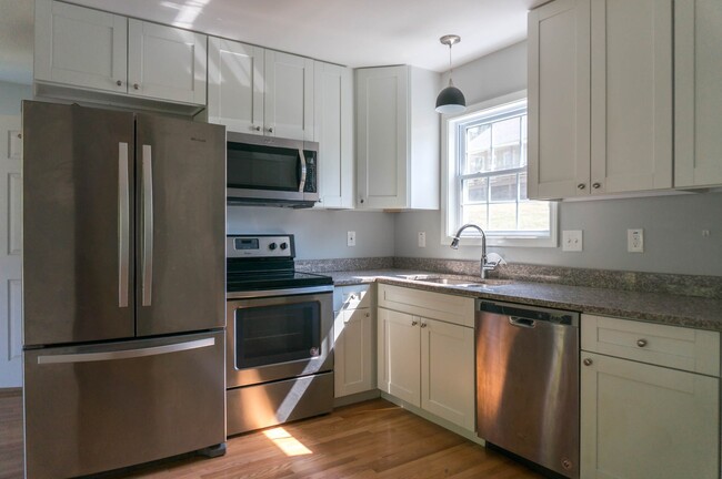 Building Photo - Charming Two-Bedroom in North Asheville