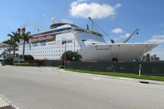 Building Photo - 10789 N Military Trl