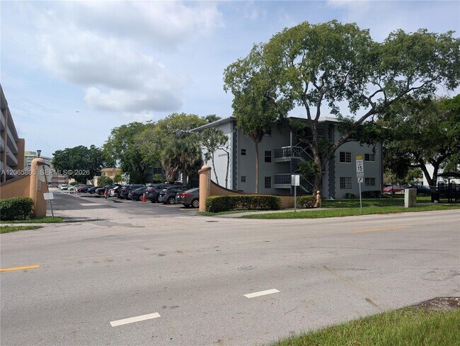 Foto del edificio - 900 Tallwood Ave