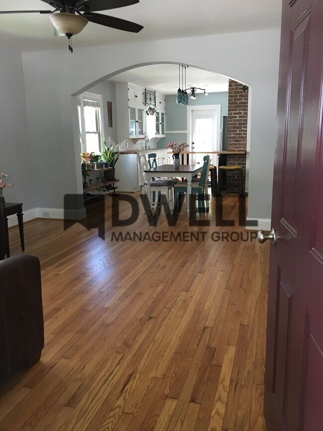 Building Photo - 3 Bedroom Close to Downtown! **ZERO DOLLAR...