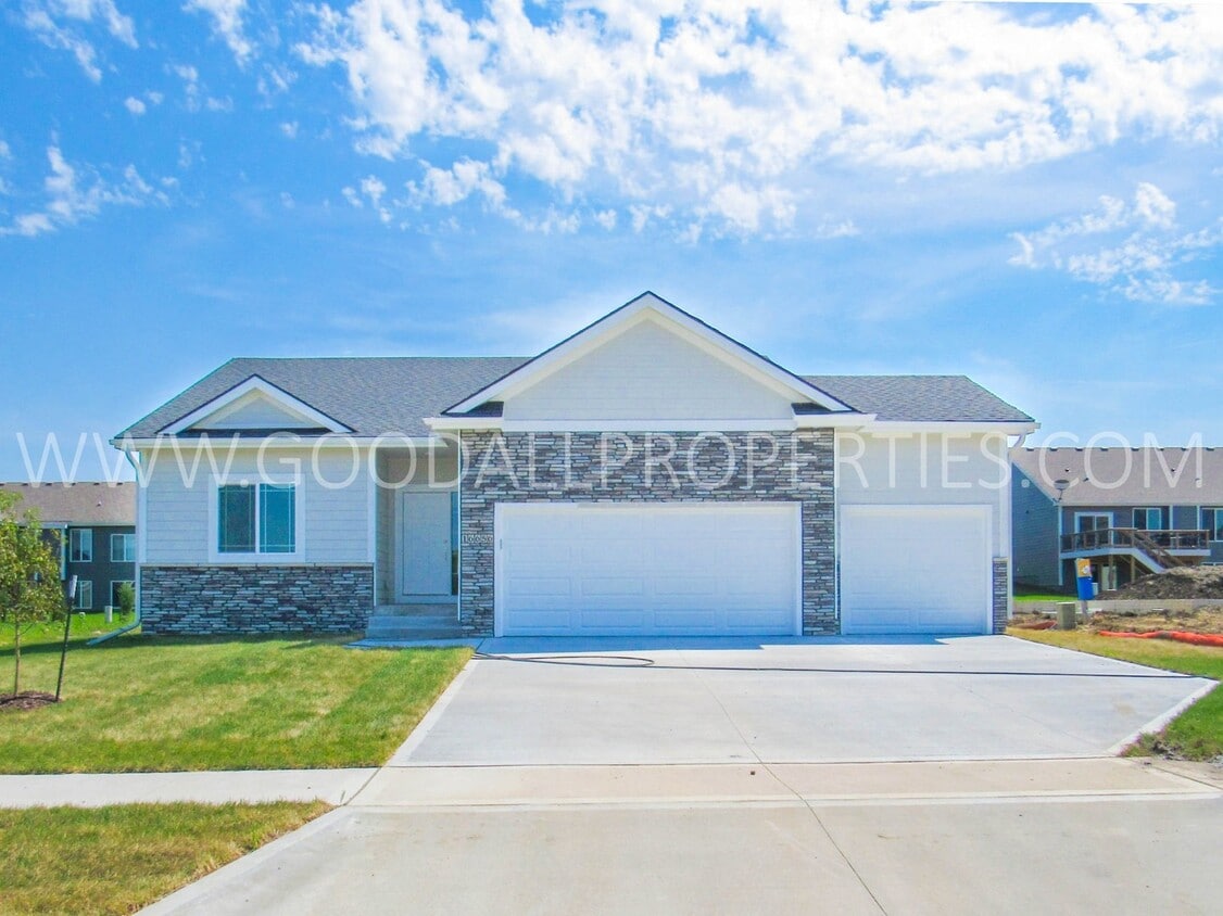 Primary Photo - 4 Bedroom Ranch Home in Clive. Over 2000 s...