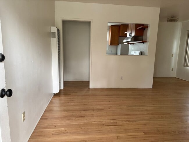 Building Photo - COMPLETELY REMODELLED 1 BEDROOM DUPLEX FOR LEASE!