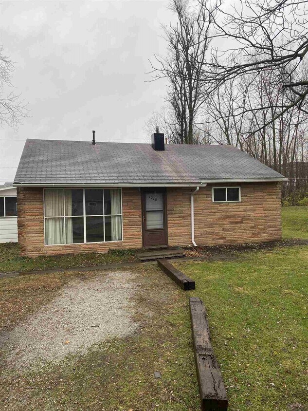 Primary Photo - 4710 W Cedar Crest Cir