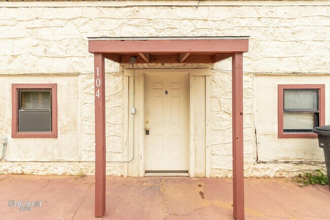 Building Photo - 104 College #B