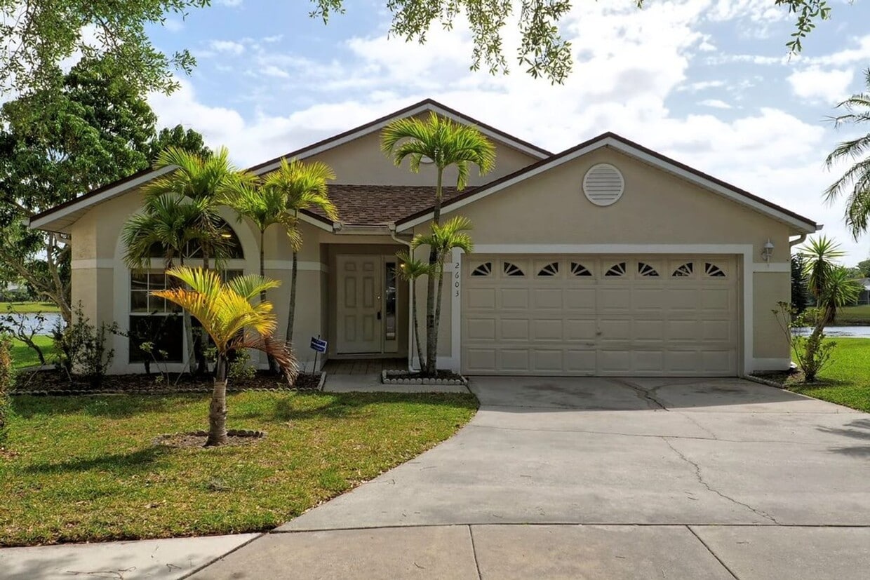 Primary Photo - Single Family Home in Hunters Creek