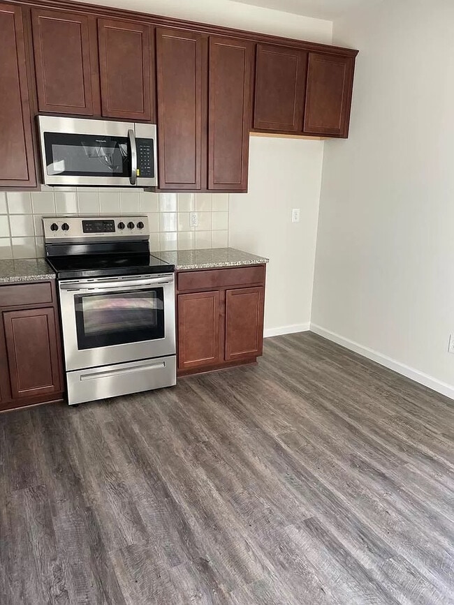 Building Photo - Room in Townhome on Johns Walk Way