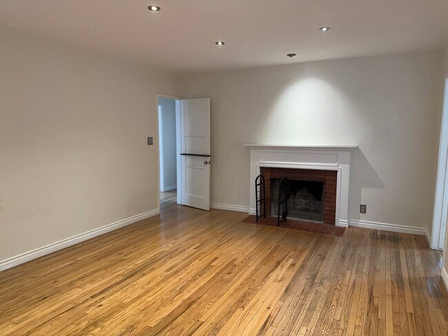 Building Photo - 3 Bedroom Home with Huge Backyard