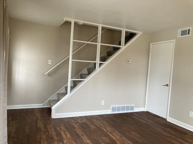 Building Photo - 1660 Bailey Rd