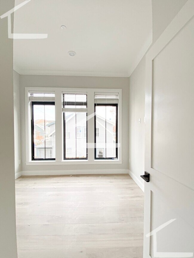 Foto del edificio - Renovated 3 bed and 2 bath with in unit la...