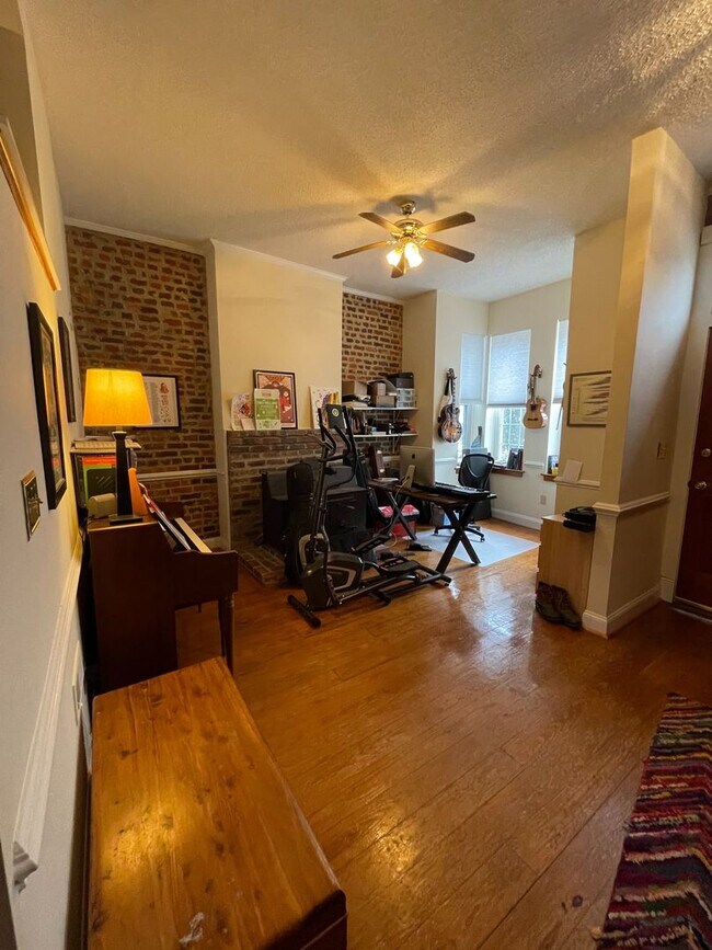 Building Photo - Spacious and Bright 3 Bed 2.5 Bath in Chur...