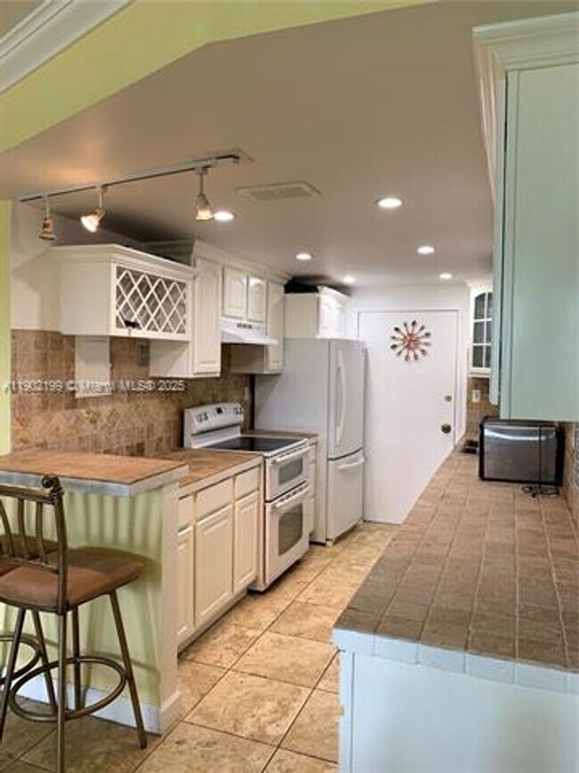 Building Photo - 5401 Collins Ave