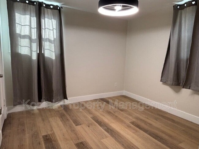 Building Photo - 1109 E 400 S