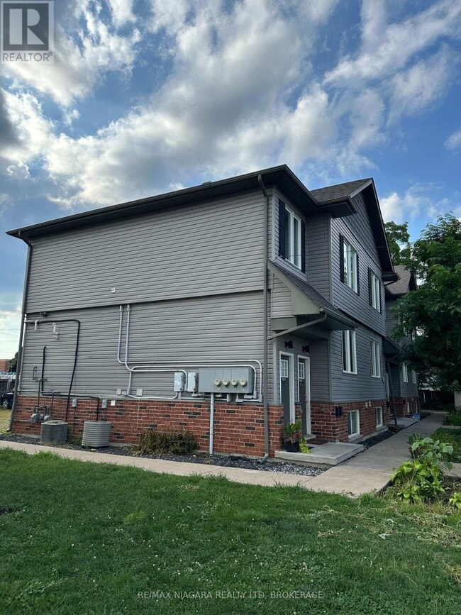 Building Photo - 220 Erie St