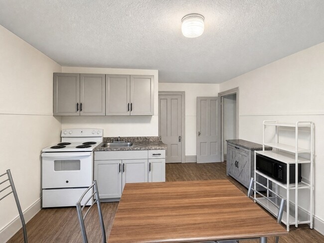 Building Photo - 121 Thorndike St
