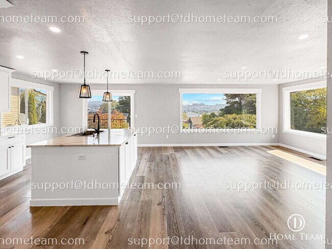 Foto del edificio - "Charming 4-Bedroom Home with Scenic Views & Finished Basement in Renton!"