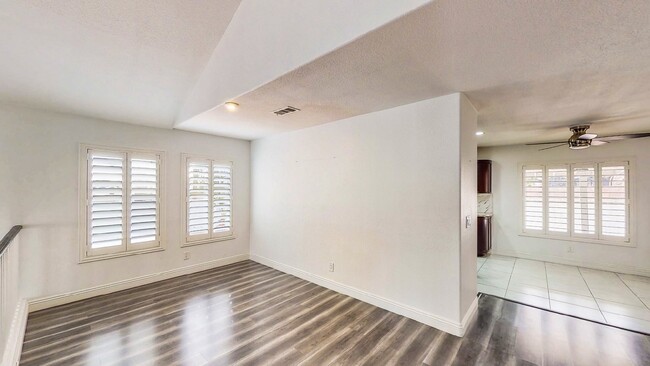 Foto del edificio - BEAUTIFUL SPACIOUS 3 BEDROOM 2 1/2 BATH HO...