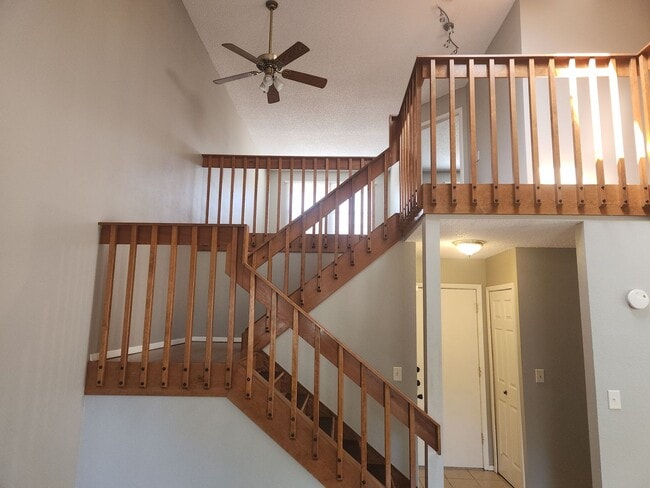 Building Photo - Large Townhome at Vickers and Academy!