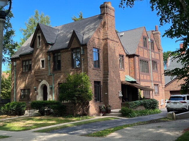 Building Photo - 2574 N Terrace Ave