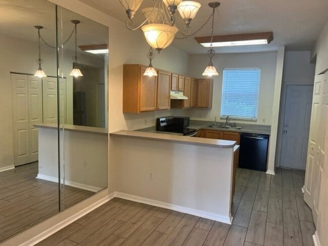 Building Photo - Spacious townhome in Kensington North