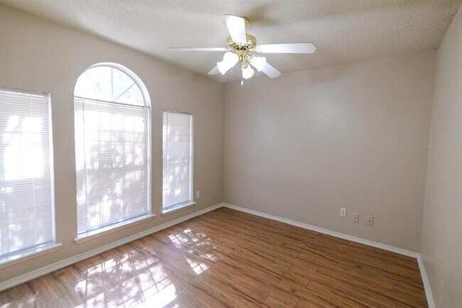 Foto del edificio - 10407 Blackjack Oaks Dr