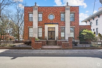 Building Photo - 576 Chapel St