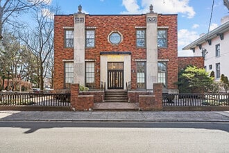 Building Photo - 576 Chapel St