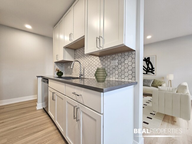 Building Photo - 530 W Aldine