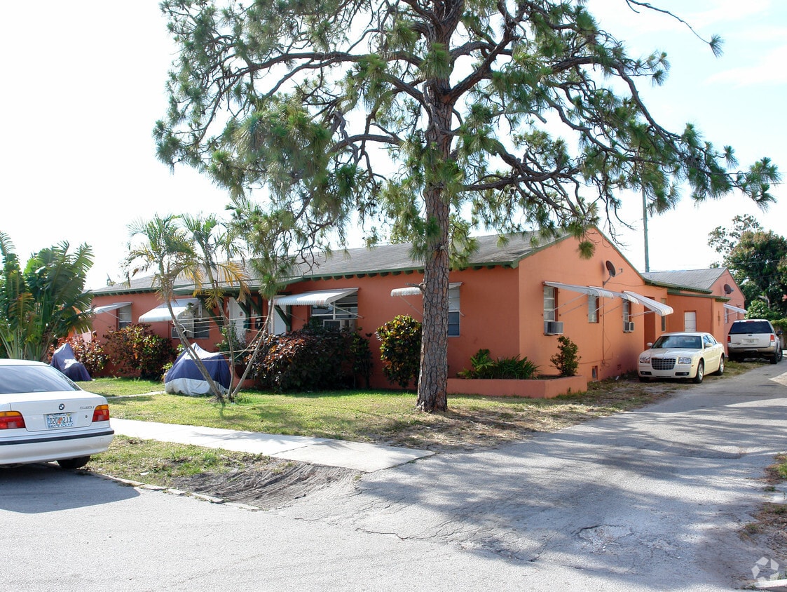 Primary Photo - 2028 Funston St
